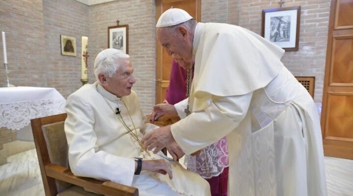 Papa Francisco Pede Orações pelo Papa Emérito